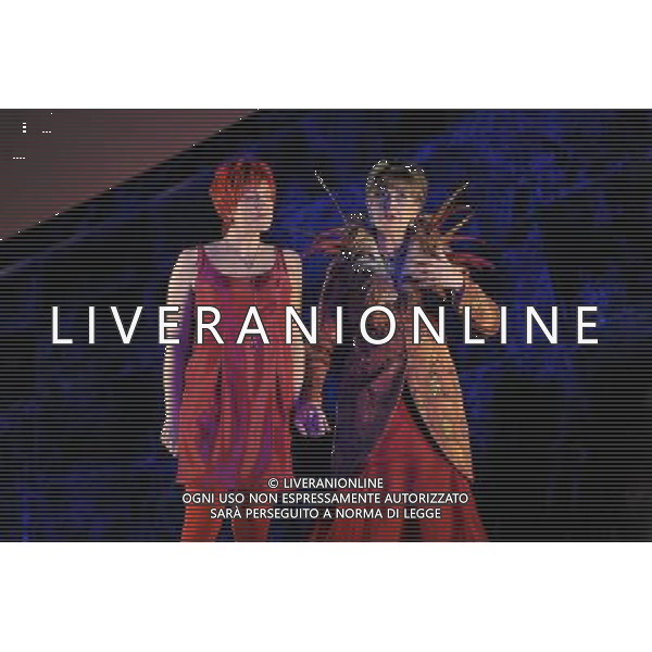 The UK premiere of a new opera Miss Fortune by leading British opera composer Judith Weir transposes the Sicilian folktale Misfortune to today as the daughter of a rich family turns her back on wealth to make her own way in the world. Royal Opera House, Covent Garden, London. : Emma Bellhas Tina (Miss Fortune) and Kathryn Harries has Lady Fortune ©PHOTOSHOT/Agenzia Aldo Liverani Sas - ITALY ONLY - EDITORIAL USE ONLY ©photoshot/Agenzia Aldo Liverani Sas - ITALY ONLY - La prima nel Regno Unito di una nuova opera teatrale di Miss Fortune del compositore d\'opera britannica Judith Weir al Royal Opera House, Covent Garden, Londra