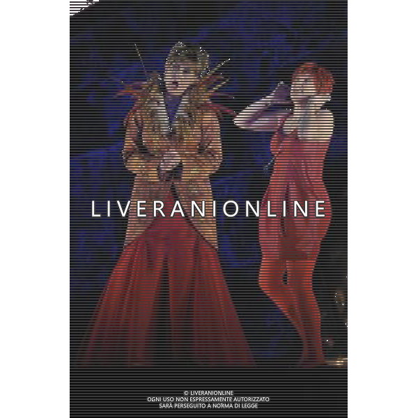 The UK premiere of a new opera Miss Fortune by leading British opera composer Judith Weir transposes the Sicilian folktale Misfortune to today as the daughter of a rich family turns her back on wealth to make her own way in the world. Royal Opera House, Covent Garden, London. : Kathryn Harries has Lady Fortune and Emma Bell has Tina (Miss Fortune) ©PHOTOSHOT/Agenzia Aldo Liverani Sas - ITALY ONLY - EDITORIAL USE ONLY ©photoshot/Agenzia Aldo Liverani Sas - ITALY ONLY - La prima nel Regno Unito di una nuova opera teatrale di Miss Fortune del compositore d\'opera britannica Judith Weir al Royal Opera House, Covent Garden, Londra