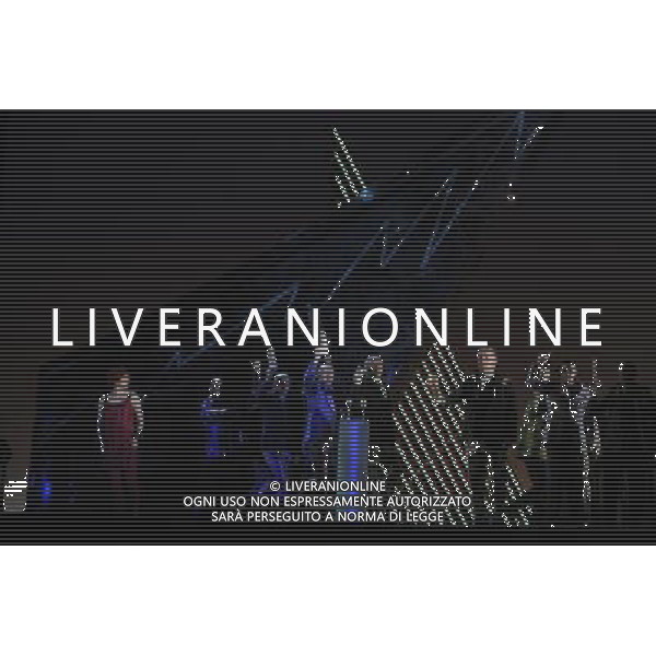 The UK premiere of a new opera Miss Fortune by leading British opera composer Judith Weir transposes the Sicilian folktale Misfortune to today as the daughter of a rich family turns her back on wealth to make her own way in the world. Royal Opera House, Covent Garden, London. : Emma Bell has Tina (Miss Fortune) with members of the cast of the opera Miss Fortune. ©PHOTOSHOT/Agenzia Aldo Liverani Sas - ITALY ONLY - EDITORIAL USE ONLY ©photoshot/Agenzia Aldo Liverani Sas - ITALY ONLY - La prima nel Regno Unito di una nuova opera teatrale di Miss Fortune del compositore d\'opera britannica Judith Weir al Royal Opera House, Covent Garden, Londra