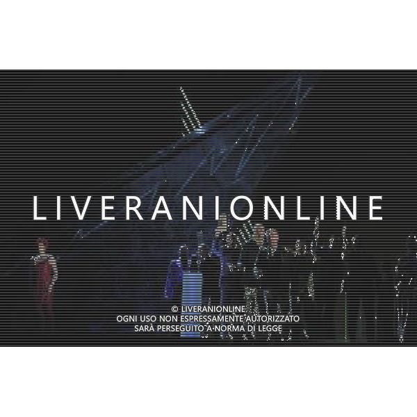 The UK premiere of a new opera Miss Fortune by leading British opera composer Judith Weir transposes the Sicilian folktale Misfortune to today as the daughter of a rich family turns her back on wealth to make her own way in the world. Royal Opera House, Covent Garden, London. : Emma Bell has Tina (Miss Fortune) with members of the cast of the opera Miss Fortune. ©PHOTOSHOT/Agenzia Aldo Liverani Sas - ITALY ONLY - EDITORIAL USE ONLY ©photoshot/Agenzia Aldo Liverani Sas - ITALY ONLY - La prima nel Regno Unito di una nuova opera teatrale di Miss Fortune del compositore d\'opera britannica Judith Weir al Royal Opera House, Covent Garden, Londra