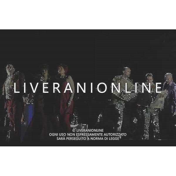 The UK premiere of a new opera Miss Fortune by leading British opera composer Judith Weir transposes the Sicilian folktale Misfortune to today as the daughter of a rich family turns her back on wealth to make her own way in the world. Royal Opera House, Covent Garden, London. : Emma Bell has Tina (Miss Fortune) with members of the cast of the opera Miss Fortune. ©PHOTOSHOT/Agenzia Aldo Liverani Sas - ITALY ONLY - EDITORIAL USE ONLY ©photoshot/Agenzia Aldo Liverani Sas - ITALY ONLY - La prima nel Regno Unito di una nuova opera teatrale di Miss Fortune del compositore d\'opera britannica Judith Weir al Royal Opera House, Covent Garden, Londra