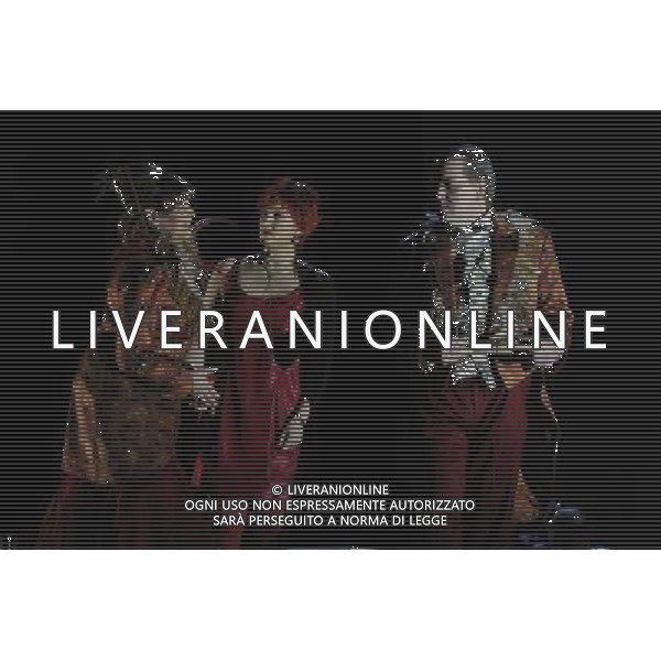 The UK premiere of a new opera Miss Fortune by leading British opera composer Judith Weir transposes the Sicilian folktale Misfortune to today as the daughter of a rich family turns her back on wealth to make her own way in the world. Royal Opera House, Covent Garden, London. : Kathryn Harries has Lady Fortune, Emma Bell has Tina (Miss Fiortune) and Alan Ewing has Lord Fortune ©PHOTOSHOT/Agenzia Aldo Liverani Sas - ITALY ONLY - EDITORIAL USE ONLY ©photoshot/Agenzia Aldo Liverani Sas - ITALY ONLY - La prima nel Regno Unito di una nuova opera teatrale di Miss Fortune del compositore d\'opera britannica Judith Weir al Royal Opera House, Covent Garden, Londra