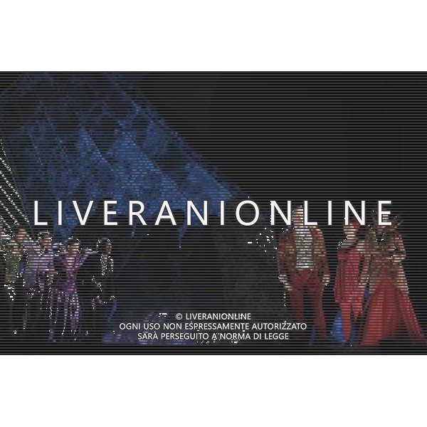 The UK premiere of a new opera Miss Fortune by leading British opera composer Judith Weir transposes the Sicilian folktale Misfortune to today as the daughter of a rich family turns her back on wealth to make her own way in the world. Royal Opera House, Covent Garden, London. : Alan Ewing has Lord Fortune, Emma Bell has Tina (Miss Fiortune) and Kathryn Harries has Lady Fortune ©PHOTOSHOT/Agenzia Aldo Liverani Sas - ITALY ONLY - EDITORIAL USE ONLY ©photoshot/Agenzia Aldo Liverani Sas - ITALY ONLY - La prima nel Regno Unito di una nuova opera teatrale di Miss Fortune del compositore d\'opera britannica Judith Weir al Royal Opera House, Covent Garden, Londra