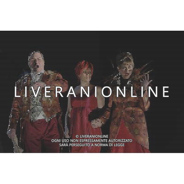 The UK premiere of a new opera Miss Fortune by leading British opera composer Judith Weir transposes the Sicilian folktale Misfortune to today as the daughter of a rich family turns her back on wealth to make her own way in the world. Royal Opera House, Covent Garden, London. : Alan Ewing has Lord Fortune, Emma Bell has Tina (Miss Fiortune) and Kathryn Harries has Lady Fortune ©PHOTOSHOT/Agenzia Aldo Liverani Sas - ITALY ONLY - EDITORIAL USE ONLY ©photoshot/Agenzia Aldo Liverani Sas - ITALY ONLY - La prima nel Regno Unito di una nuova opera teatrale di Miss Fortune del compositore d\'opera britannica Judith Weir al Royal Opera House, Covent Garden, Londra