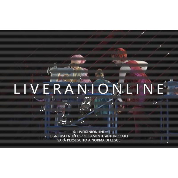 The UK premiere of a new opera Miss Fortune by leading British opera composer Judith Weir transposes the Sicilian folktale Misfortune to today as the daughter of a rich family turns her back on wealth to make her own way in the world. Royal Opera House, Covent Garden, London. : Emma Bell has Tina (Miss Fortune) with cast members of the opera Miss Fortune ©PHOTOSHOT/Agenzia Aldo Liverani Sas - ITALY ONLY - EDITORIAL USE ONLY ©photoshot/Agenzia Aldo Liverani Sas - ITALY ONLY - La prima nel Regno Unito di una nuova opera teatrale di Miss Fortune del compositore d\'opera britannica Judith Weir al Royal Opera House, Covent Garden, Londra