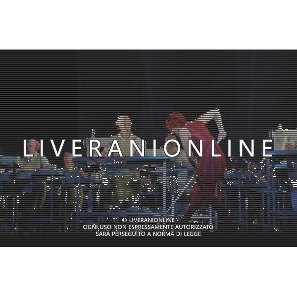 The UK premiere of a new opera Miss Fortune by leading British opera composer Judith Weir transposes the Sicilian folktale Misfortune to today as the daughter of a rich family turns her back on wealth to make her own way in the world. Royal Opera House, Covent Garden, London. : Emma Bell has Tina (Miss Fortune) with cast members of the opera Miss Fortune ©PHOTOSHOT/Agenzia Aldo Liverani Sas - ITALY ONLY - EDITORIAL USE ONLY ©photoshot/Agenzia Aldo Liverani Sas - ITALY ONLY - La prima nel Regno Unito di una nuova opera teatrale di Miss Fortune del compositore d\'opera britannica Judith Weir al Royal Opera House, Covent Garden, Londra