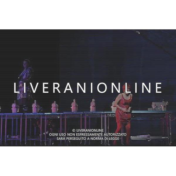 The UK premiere of a new opera Miss Fortune by leading British opera composer Judith Weir transposes the Sicilian folktale Misfortune to today as the daughter of a rich family turns her back on wealth to make her own way in the world. Royal Opera House, Covent Garden, London. : Andrew Watts has Fate and Emma Bell has Tina (Miss Fortune) ©PHOTOSHOT/Agenzia Aldo Liverani Sas - ITALY ONLY - EDITORIAL USE ONLY ©photoshot/Agenzia Aldo Liverani Sas - ITALY ONLY - La prima nel Regno Unito di una nuova opera teatrale di Miss Fortune del compositore d\'opera britannica Judith Weir al Royal Opera House, Covent Garden, Londra