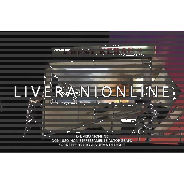 The UK premiere of a new opera Miss Fortune by leading British opera composer Judith Weir transposes the Sicilian folktale Misfortune to today as the daughter of a rich family turns her back on wealth to make her own way in the world. Royal Opera House, Covent Garden, London. : members of the cast from the opera Miss Fortune ©PHOTOSHOT/Agenzia Aldo Liverani Sas - ITALY ONLY - EDITORIAL USE ONLY ©photoshot/Agenzia Aldo Liverani Sas - ITALY ONLY - La prima nel Regno Unito di una nuova opera teatrale di Miss Fortune del compositore d\'opera britannica Judith Weir al Royal Opera House, Covent Garden, Londra