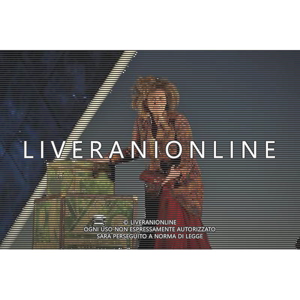 The UK premiere of a new opera Miss Fortune by leading British opera composer Judith Weir transposes the Sicilian folktale Misfortune to today as the daughter of a rich family turns her back on wealth to make her own way in the world. Royal Opera House, Covent Garden, London. : Kathryn Harries has Lady Fortune ©PHOTOSHOT/Agenzia Aldo Liverani Sas - ITALY ONLY - EDITORIAL USE ONLY ©photoshot/Agenzia Aldo Liverani Sas - ITALY ONLY - La prima nel Regno Unito di una nuova opera teatrale di Miss Fortune del compositore d\'opera britannica Judith Weir al Royal Opera House, Covent Garden, Londra