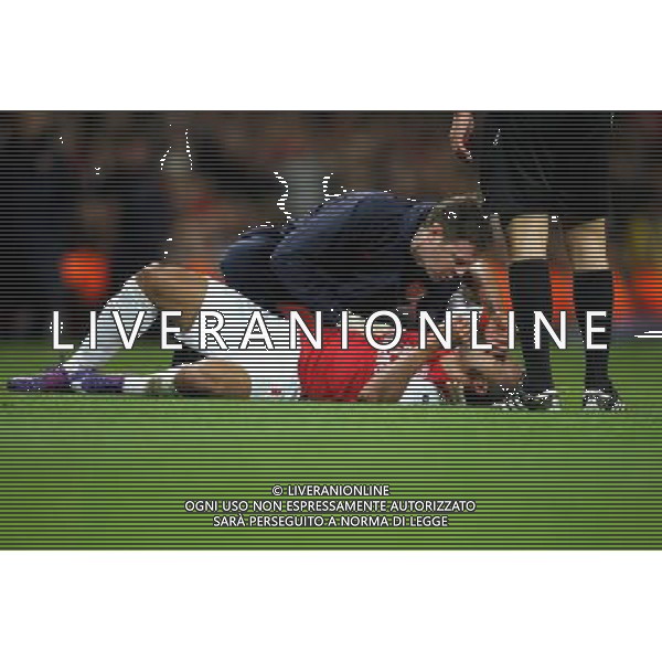 Arsenal\'s Theo Walcott receives medical attention Football - UEFA Champions League Group F - Arsenal v AC Milan - Tue 06 Mar 2012 - Emirates Stadium - London © CameraSport - 43 Linden Ave. Countesthorpe. Leicester. England. LE8 5PG - Tel: +44 (0) 116 277 4147 - admin@camerasport.com - www.camerasport.com AG ALDO LIVERANI S A S ONLY ITALY