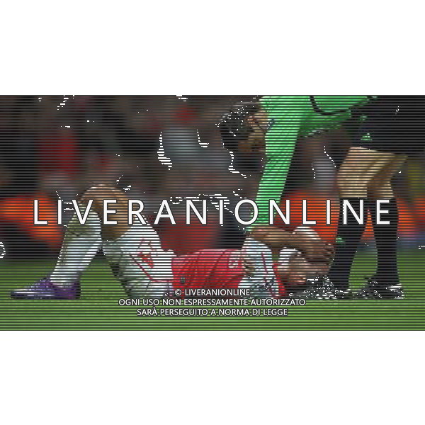 Arsenal\'s Theo Walcott lies injured on the pitch Football - UEFA Champions League Group F - Arsenal v AC Milan - Tue 06 Mar 2012 - Emirates Stadium - London © CameraSport - 43 Linden Ave. Countesthorpe. Leicester. England. LE8 5PG - Tel: +44 (0) 116 277 4147 - admin@camerasport.com - www.camerasport.com AG ALDO LIVERANI S A S ONLY ITALY