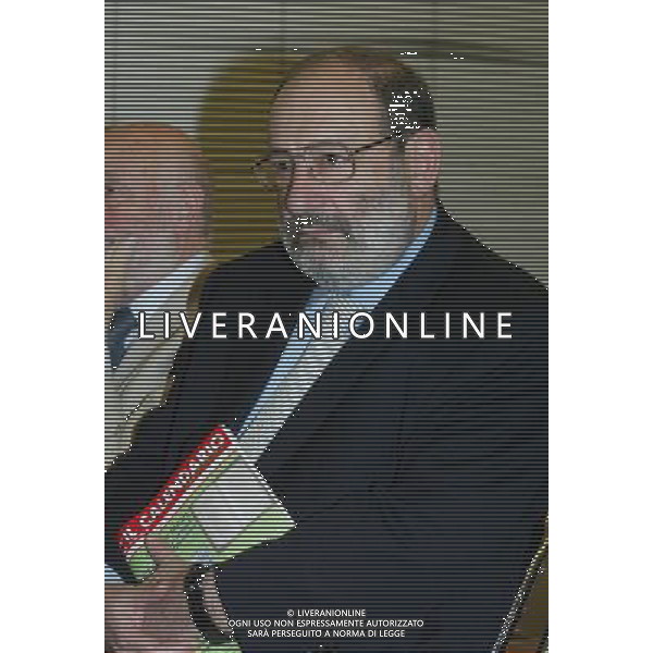 MILANO 16/6/2004 CASA DELLA CULTURA VIA BORGOGNA, 3 NELLA FOTO UMBERTO ECO SCRITTORE FOTO MARIO ROMANO/AG ALDO LIVERANI