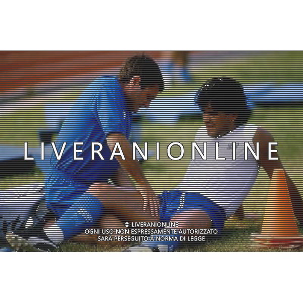 Diego Armando Maradona Salvatore Carmando Massager ( Napoli) ; ;1985 1986 - Football : italian championship 1985 1986;;; Italy.;;( photo by aicfoto)(ITALY) [0855] ©/AGENZIA ALDO LIVERANI SAS