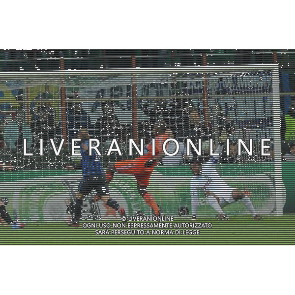 UEFA Champions League - Ottavi di finale gara di ritorno Milano 13-03-2012 Inter - Marsiglia nella foto: Diawara salva la porta in parata sulla conclusione ravvicinata di Sneijder foto Roberto Garavaglia - ag. Aldo Liverani sas