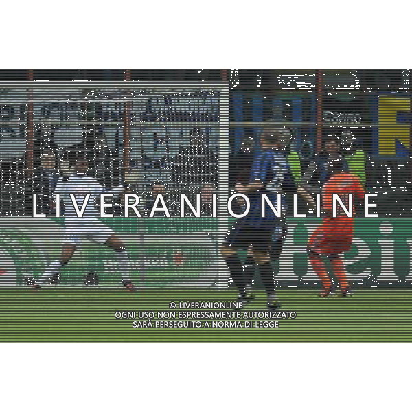 UEFA Champions League - Ottavi di finale gara di ritorno Milano 13-03-2012 Inter - Marsiglia nella foto: Mandanda in parata sulla conclusione ravvicinata di diego Milito foto Roberto Garavaglia - ag. Aldo Liverani sas
