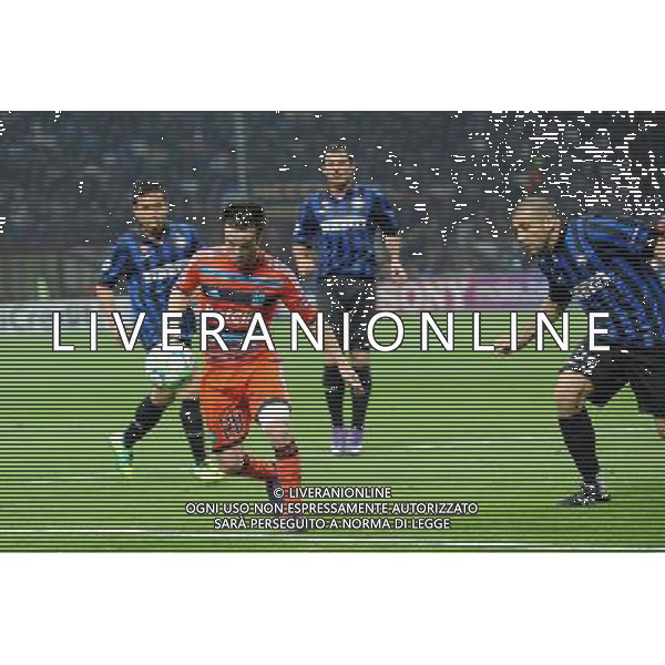 UEFA Champions League - Ottavi di finale gara di ritorno Milano 13-03-2012 Inter - Marsiglia nella foto: Valbuena controllato dalla difesa interista foto Roberto Garavaglia - ag. Aldo Liverani sas