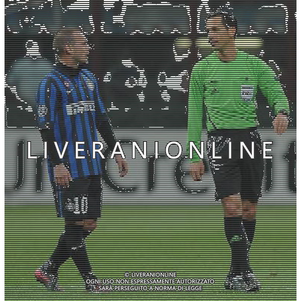 UEFA Champions League 2011/2012 Ottavi di Finale Ritorno Milano - 13.03.2012 Inter-Olympique Marsiglia Nella Foto:l\'arbitro proenca e sneijder /Ph.Vitez-Ag. Aldo Liverani