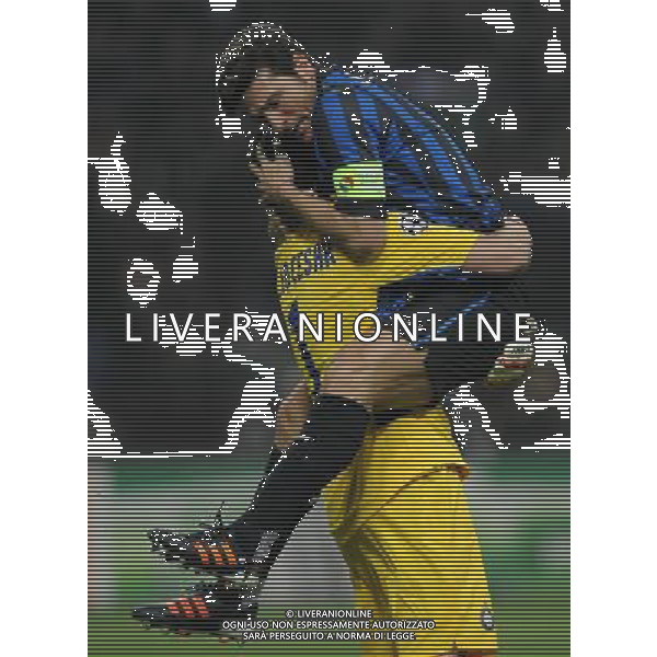 UEFA Champions League 2011/2012 Ottavi di Finale Ritorno Milano - 13.03.2012 Inter-Olympique Marsiglia Nella Foto:javier zanetti esulta con julio cesar dopo il gol di milito /Ph.Vitez-Ag. Aldo Liverani
