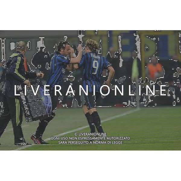 UEFA Champions League - Ottavi di finale gara di ritorno Milano 13-03-2012 Inter - Marsiglia nella foto: sostituzione Pazzini per Forlan foto Roberto Garavaglia - ag. Aldo Liverani sas