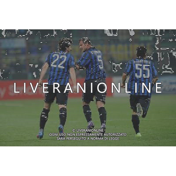 UEFA Champions League - Ottavi di finale gara di ritorno Milano 13-03-2012 Inter - Marsiglia nella foto: esultanza dopo il gol di diego milito con stankovic foto Roberto Garavaglia - ag. Aldo Liverani sas