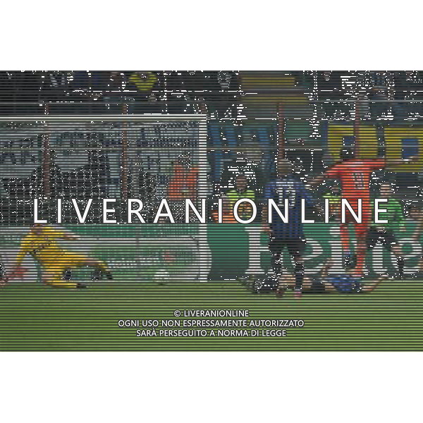 UEFA Champions League - Ottavi di finale gara di ritorno Milano 13-03-2012 Inter - Marsiglia nella foto: Brandao segna il pareggio per il Marsiglia foto Roberto Garavaglia - ag. Aldo Liverani sas