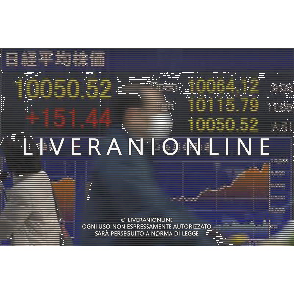 (120314) -- TOKYO, March 14, 2012 () -- A man passes by an electronic board displaying the stock index in Tokyo, Japan, March 14, 2012. Tokyo stocks closed sharply higher Wednesday with the key Nikkei index surging 1.53 percent. The 225-issue Nikkei Stock Average advanced 151.44 points from Tuesday to stand at 10,050.52, touching the 10,000 line for the first time since last July. (/Kenichiro Seki) (zw) ©PHOTOSHOT/Agenzia Aldo Liverani Sas - ITALY ONLY - Giappone: Tabellone luminoso con schermo che visualizza le informazioni dell\'indice della borsa di Tokyo