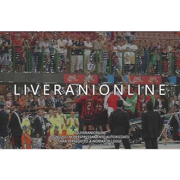 MILANO, 21-08-04 DFP/FOTO GIORGIO RAVEZZANI SUPERCOPPA ITALIANA / MILAN-LAZIO: GIOCATORI CON LA SUPERCOPPA ITALIANA AG ALDO LIVERANI SAS