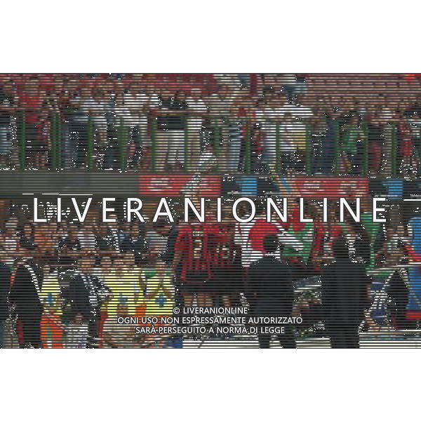 MILANO, 21-08-04 DFP/FOTO GIORGIO RAVEZZANI SUPERCOPPA ITALIANA / MILAN-LAZIO: GIOCATORI CON LA SUPERCOPPA ITALIANA AG ALDO LIVERANI SAS