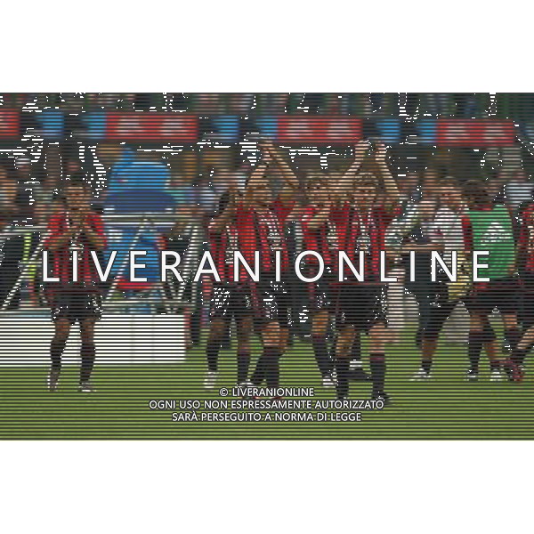 MILANO, 21-08-04 DFP/FOTO GIORGIO RAVEZZANI SUPERCOPPA ITALIANA / MILAN-LAZIO: GIOCATORI CON LA SUPERCOPPA ITALIANA AG ALDO LIVERANI SAS