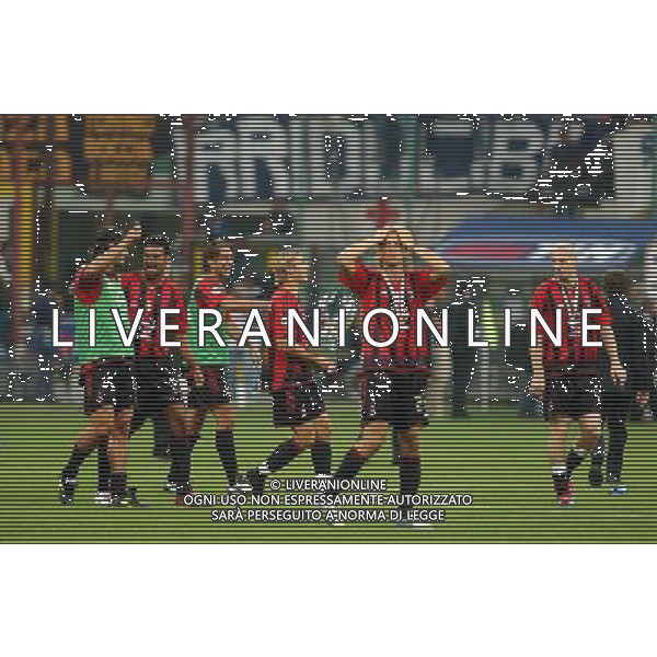 MILANO, 21-08-04 DFP/FOTO GIORGIO RAVEZZANI SUPERCOPPA ITALIANA / MILAN-LAZIO: GIOCATORI CON LA SUPERCOPPA ITALIANA AG ALDO LIVERANI SAS