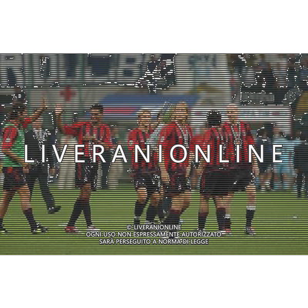 MILANO, 21-08-04 DFP/FOTO GIORGIO RAVEZZANI SUPERCOPPA ITALIANA / MILAN-LAZIO: GIOCATORI CON LA SUPERCOPPA ITALIANA AG ALDO LIVERANI SAS