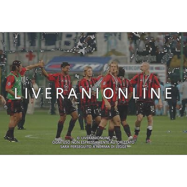 MILANO, 21-08-04 DFP/FOTO GIORGIO RAVEZZANI SUPERCOPPA ITALIANA / MILAN-LAZIO: GIOCATORI CON LA SUPERCOPPA ITALIANA AG ALDO LIVERANI SAS