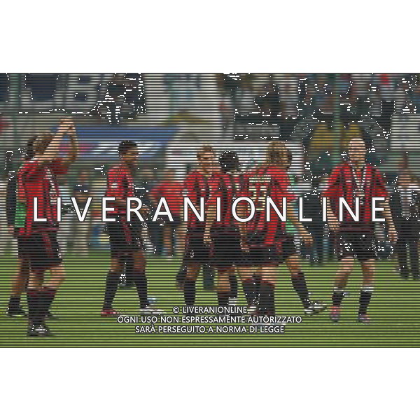 MILANO, 21-08-04 DFP/FOTO GIORGIO RAVEZZANI SUPERCOPPA ITALIANA / MILAN-LAZIO: GIOCATORI CON LA SUPERCOPPA ITALIANA AG ALDO LIVERANI SAS