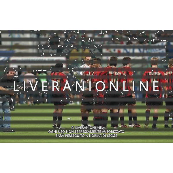 MILANO, 21-08-04 DFP/FOTO GIORGIO RAVEZZANI SUPERCOPPA ITALIANA / MILAN-LAZIO: GIOCATORI CON LA SUPERCOPPA ITALIANA AG ALDO LIVERANI SAS