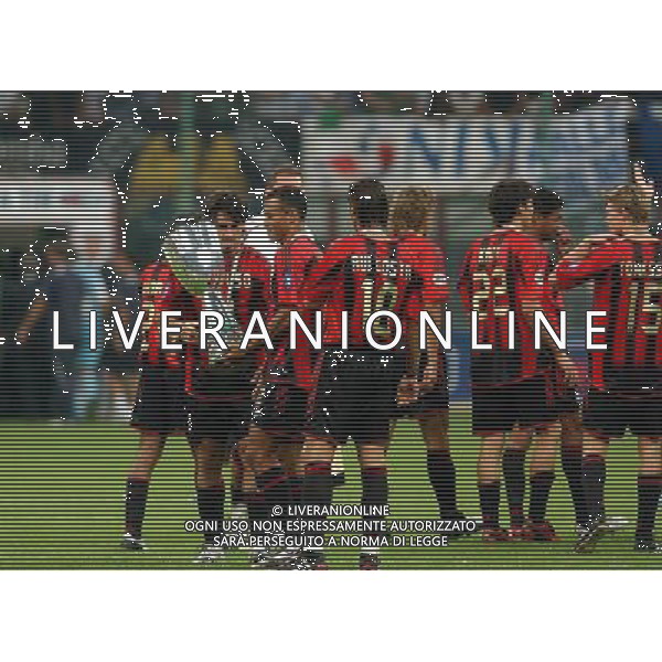MILANO, 21-08-04 DFP/FOTO GIORGIO RAVEZZANI SUPERCOPPA ITALIANA / MILAN-LAZIO: MARCOS CAFU CON LA SUPERCOPPA ITALIANA AG ALDO LIVERANI SAS
