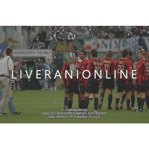 MILANO, 21-08-04 DFP/FOTO GIORGIO RAVEZZANI SUPERCOPPA ITALIANA / MILAN-LAZIO: MARCOS CAFU CON LA SUPERCOPPA ITALIANA AG ALDO LIVERANI SAS