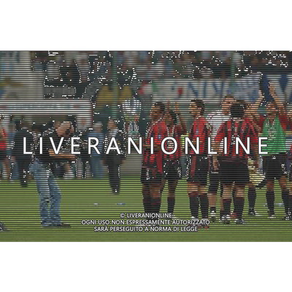 MILANO, 21-08-04 DFP/FOTO GIORGIO RAVEZZANI SUPERCOPPA ITALIANA / MILAN-LAZIO: MARCOS CAFU CON LA SUPERCOPPA ITALIANA AG ALDO LIVERANI SAS