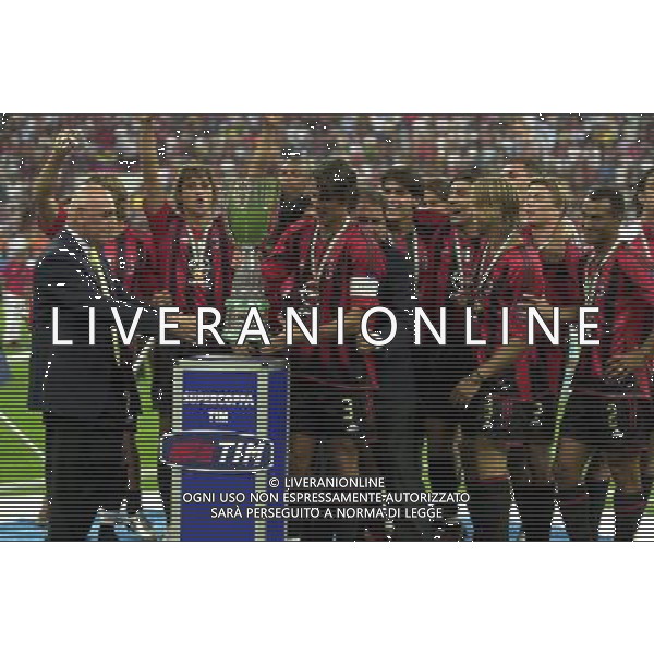 MILANO, 21-08-04 DFP/MARCO DE PONTI SUPERCOPPA ITALIANA / MILAN-LAZIO: PAOLO MALDINI CON LA SUPERCOPPA ITALIANA AG ALDO LIVERANI SAS