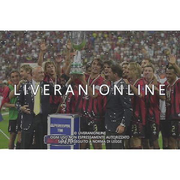 MILANO, 21-08-04 DFP/MARCO DE PONTI SUPERCOPPA ITALIANA / MILAN-LAZIO: PAOLO MALDINI CON LA SUPERCOPPA ITALIANA AG ALDO LIVERANI SAS