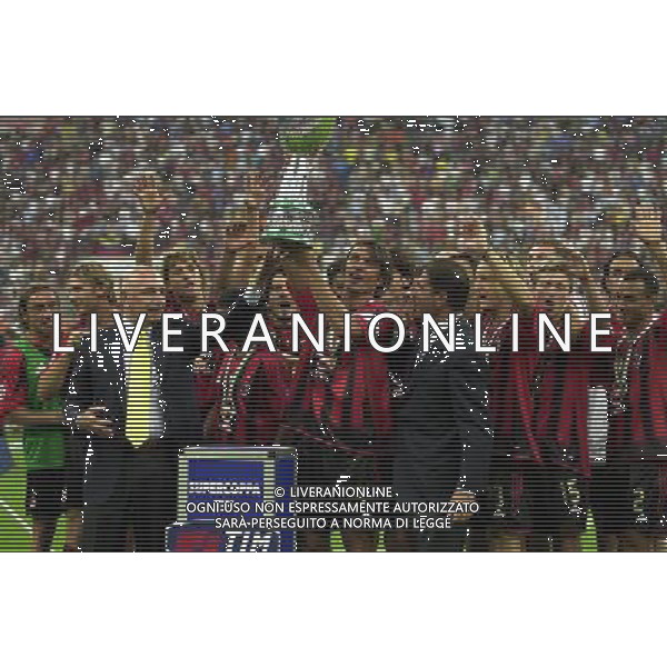 MILANO, 21-08-04 DFP/MARCO DE PONTI SUPERCOPPA ITALIANA / MILAN-LAZIO: PAOLO MALDINI CON LA SUPERCOPPA ITALIANA AG ALDO LIVERANI SAS