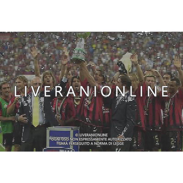 MILANO, 21-08-04 DFP/MARCO DE PONTI SUPERCOPPA ITALIANA / MILAN-LAZIO: PAOLO MALDINI CON LA SUPERCOPPA ITALIANA AG ALDO LIVERANI SAS