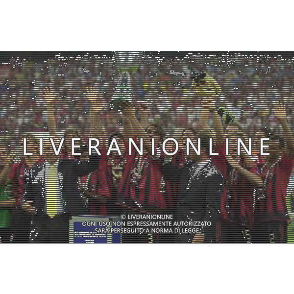 MILANO, 21-08-04 DFP/MARCO DE PONTI SUPERCOPPA ITALIANA / MILAN-LAZIO: PAOLO MALDINI CON LA SUPERCOPPA ITALIANA AG ALDO LIVERANI SAS