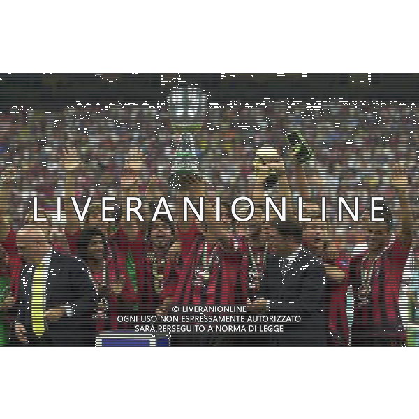 MILANO, 21-08-04 DFP/MARCO DE PONTI SUPERCOPPA ITALIANA / MILAN-LAZIO: PAOLO MALDINI CON LA SUPERCOPPA ITALIANA AG ALDO LIVERANI SAS