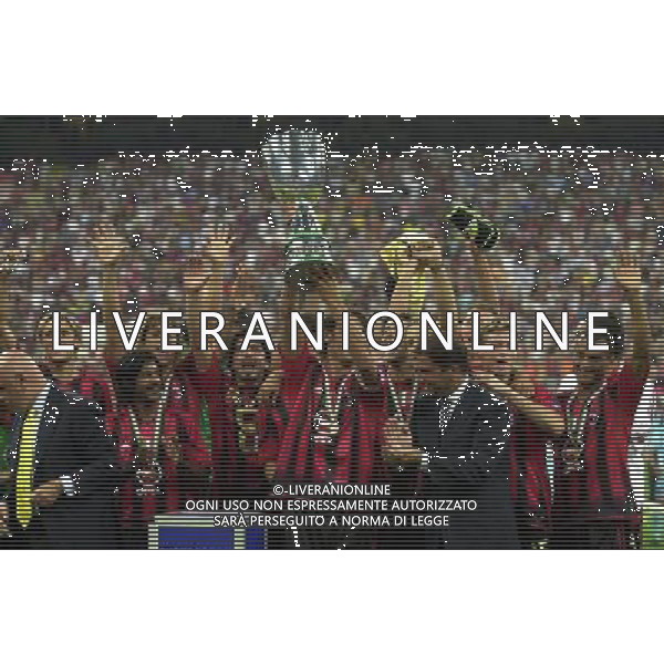 MILANO, 21-08-04 DFP/MARCO DE PONTI SUPERCOPPA ITALIANA / MILAN-LAZIO: PAOLO MALDINI CON LA SUPERCOPPA ITALIANA AG ALDO LIVERANI SAS