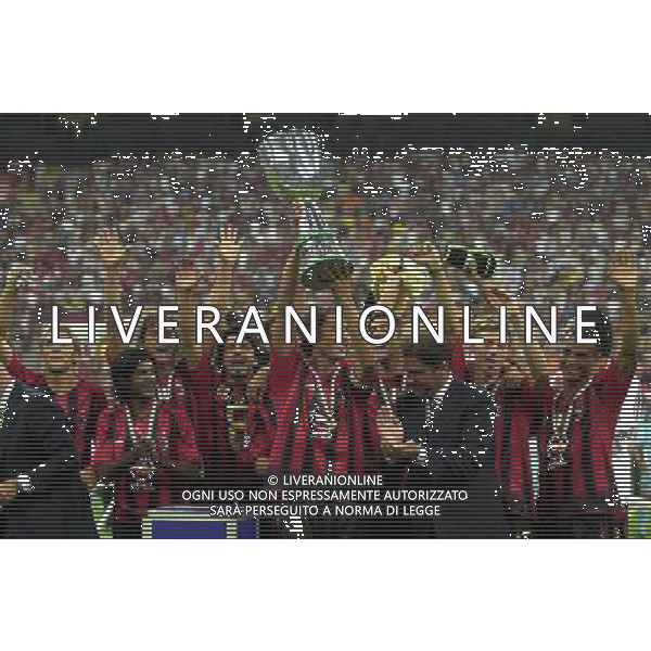 MILANO, 21-08-04 DFP/MARCO DE PONTI SUPERCOPPA ITALIANA / MILAN-LAZIO: PAOLO MALDINI CON LA SUPERCOPPA ITALIANA AG ALDO LIVERANI SAS