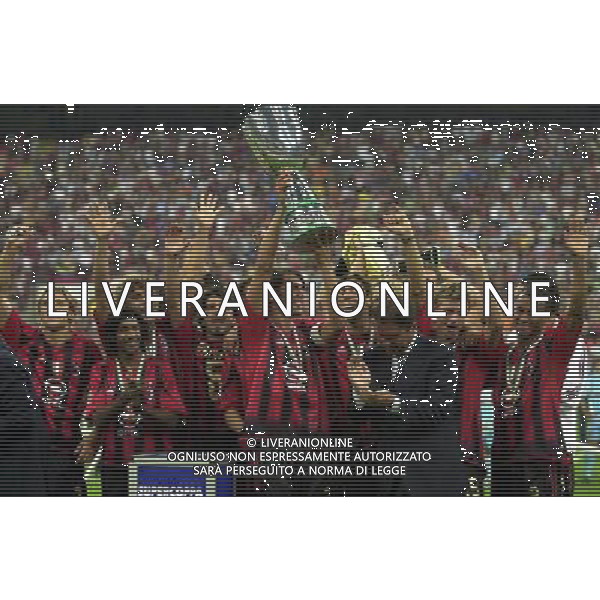 MILANO, 21-08-04 DFP/MARCO DE PONTI SUPERCOPPA ITALIANA / MILAN-LAZIO: PAOLO MALDINI CON LA SUPERCOPPA ITALIANA AG ALDO LIVERANI SAS