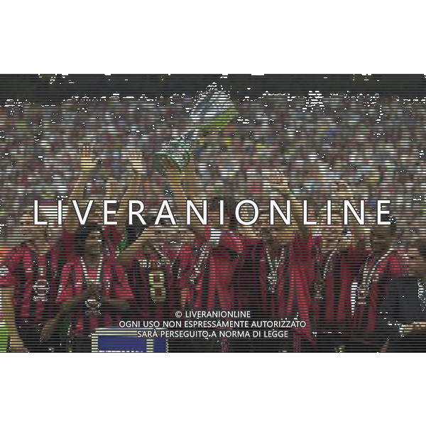 MILANO, 21-08-04 DFP/MARCO DE PONTI SUPERCOPPA ITALIANA / MILAN-LAZIO: PAOLO MALDINI CON LA SUPERCOPPA ITALIANA AG ALDO LIVERANI SAS