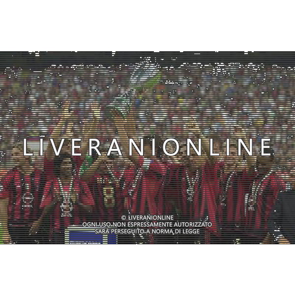 MILANO, 21-08-04 DFP/MARCO DE PONTI SUPERCOPPA ITALIANA / MILAN-LAZIO: PAOLO MALDINI CON LA SUPERCOPPA ITALIANA AG ALDO LIVERANI SAS