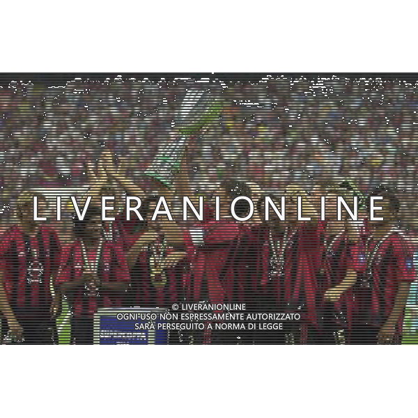 MILANO, 21-08-04 DFP/MARCO DE PONTI SUPERCOPPA ITALIANA / MILAN-LAZIO: PAOLO MALDINI CON LA SUPERCOPPA ITALIANA AG ALDO LIVERANI SAS