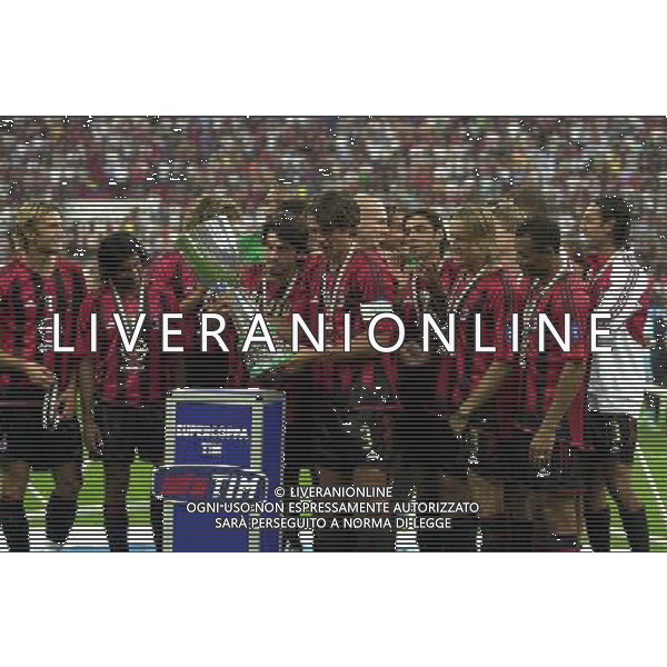 MILANO, 21-08-04 DFP/MARCO DE PONTI SUPERCOPPA ITALIANA / MILAN-LAZIO: PAOLO MALDINI CON LA SUPERCOPPA ITALIANA AG ALDO LIVERANI SAS